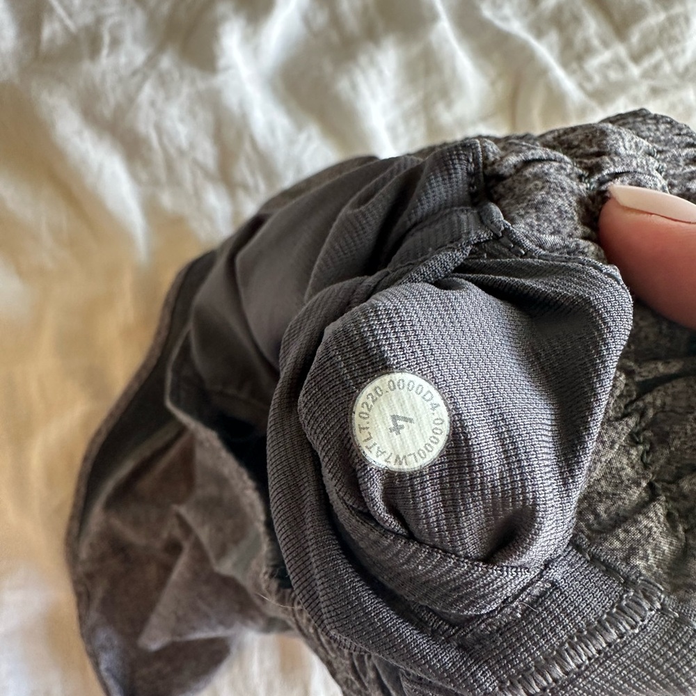 Lululemon Hotty Hot Lined Short 2.5 Gray - Picture 4 of 4